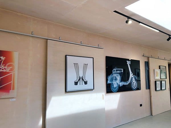 Kunstwerke in der Process Gallery im Sommer 2019